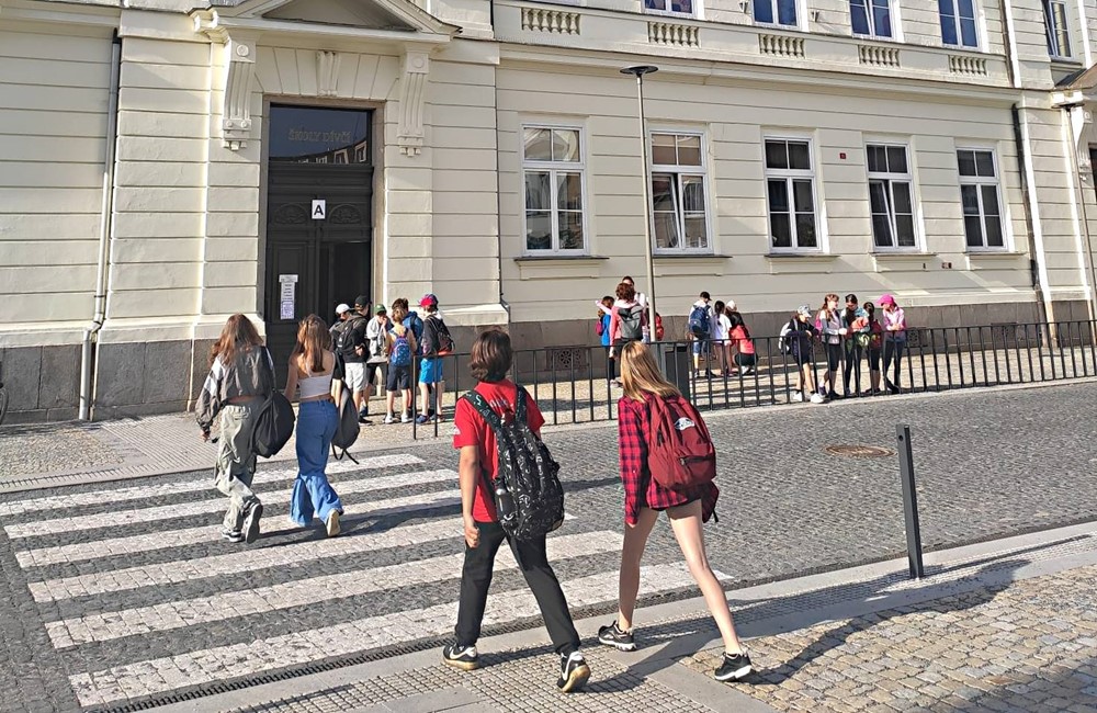 Pilotní projekt Pěšky do školy sklidil v Dobříši pozitivní ohlasy a od pondělí 12. června tak město tuto projektovou úpravu nastavilo jako trvalou. 