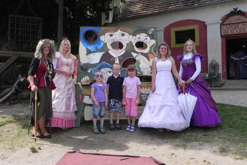 Na velkém hradním nádvoří vás netrpělivě čekají veselé princezny či čarodějnice. Přijďte si hrát