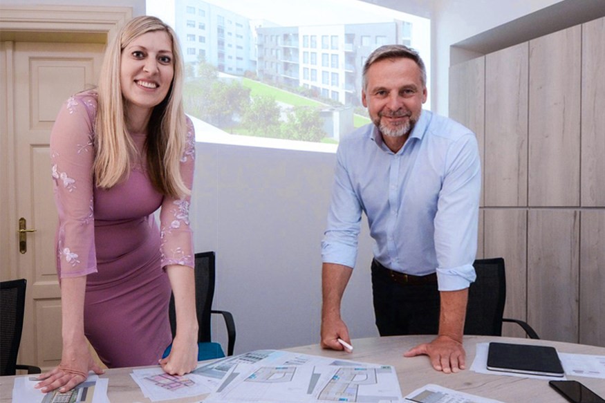 Radní Světlana Budková a náměstek Pavel Bosák nad připravovanými projekty.