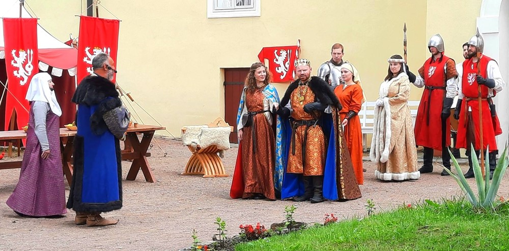 Na hrad Svojanov přijede král.