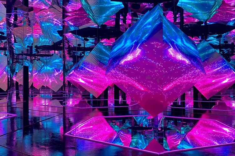 V pražském nákupním centru vyrostla Galaxie barev, unikátní prostor, kde se moderní technologie pojí s digitálním uměním