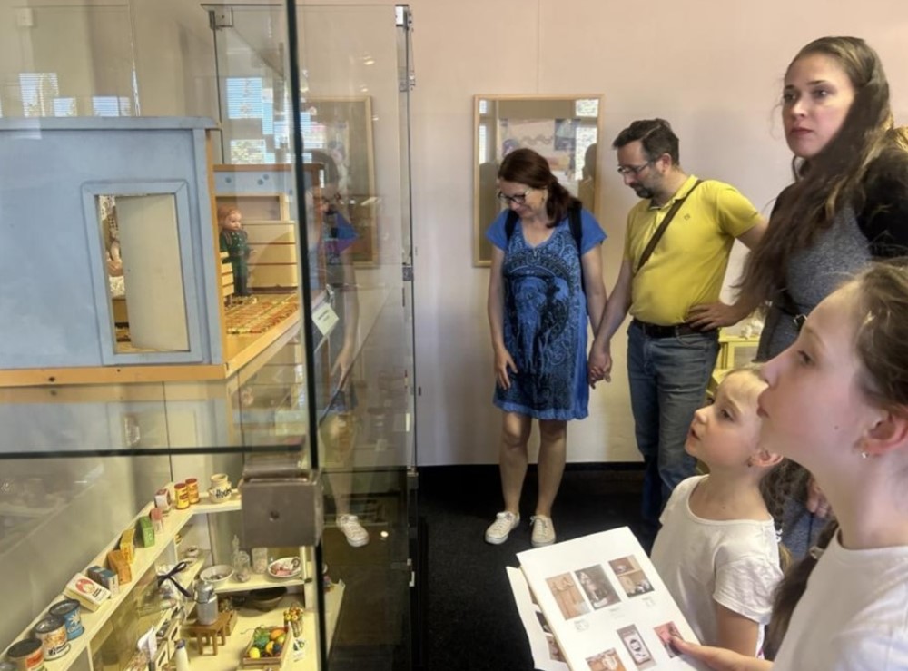 Výstava ukazuje přes 60 miniaturních pokojíčků pro panenky z období od konce 19. století po 80. léta 20. století