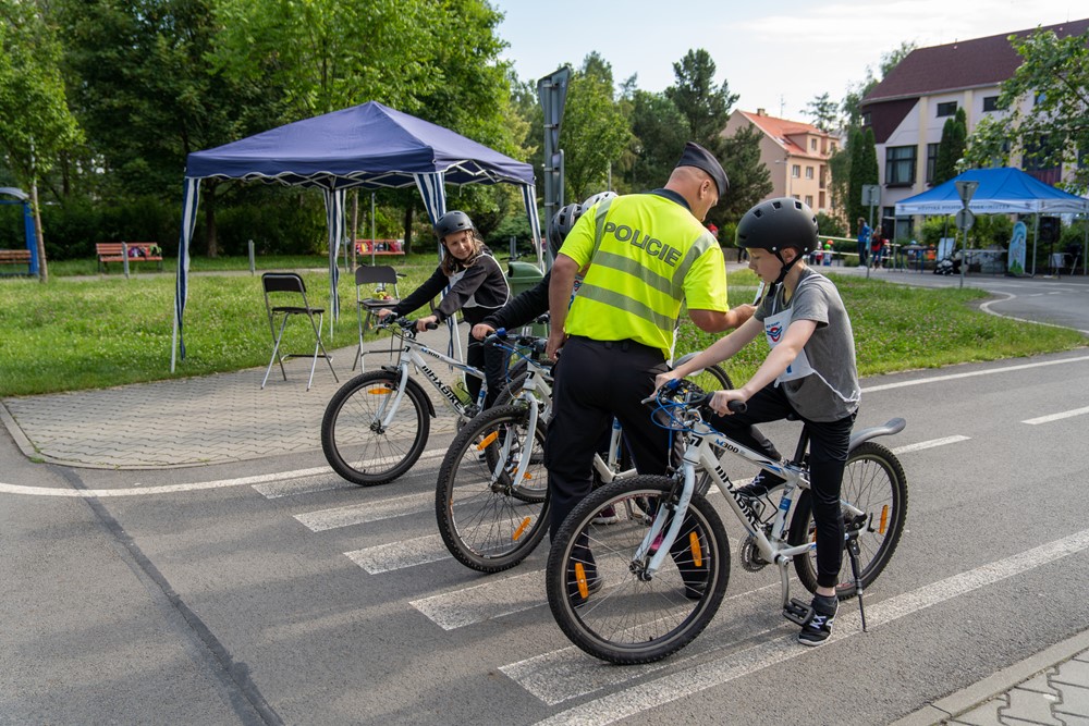 Tradiční soutěž o putovní pohár pro žáky 4. tříd uspořádala Městská policie Frýdek-Místek ve spolupráci s Českým červeným křížem a dalšími partnery na dopravním hřišti v ulici Pionýrů v Místku.