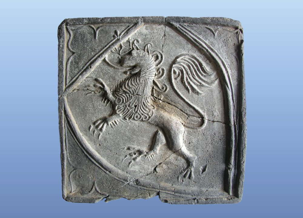 Výstava zpřístupňuje bohatý fond kachlů, uložený v archeologické sbírce Hornického muzea Příbram