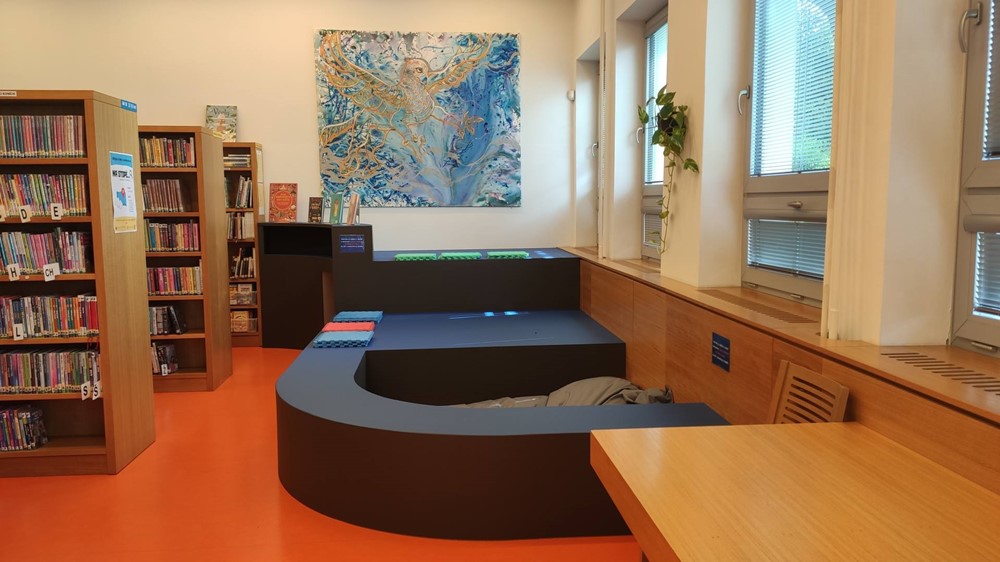 Přečíst si knížku nebo jen tak posedět s kamarády, to nabízí nové zákoutí knihovny s moderním pódiem.