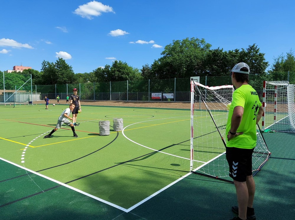 Školní hřiště u Základní školy Bratří Čapků a u Základní školy Jiráskovy sady jsou v průběhu prázdnin otevřena pro veřejnost.