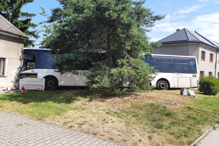 Nehoda autobusu v Lutíně