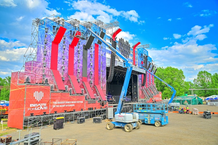 Desetitisíce lidí v srdci elektronické taneční hudby. Začíná největší český festival 