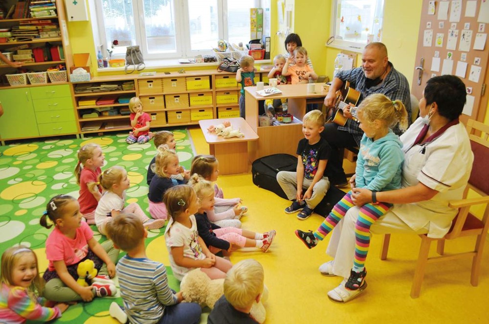 Jako jeden z prvních zaměstnavatelů v regionu nabídla krnovská nemocnice svým zaměstnancům vlastní předškolní zařízení. 