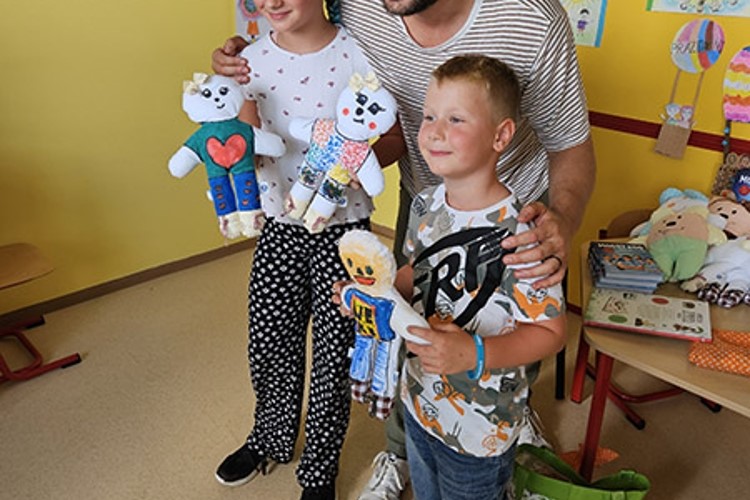 Herec Marek Němec rozdával úsměvy a vybarvoval s dětmi panenky - pro radost, ale i pro ulehčení léčby
