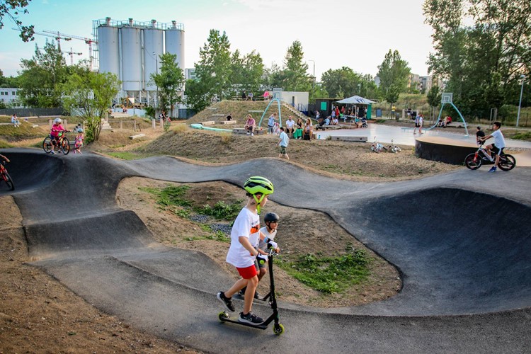 Hloubětín má nový asfaltový pumptrack, moderní sportoviště i místo pro setkávání obyvatel z přilehlých rezidencí