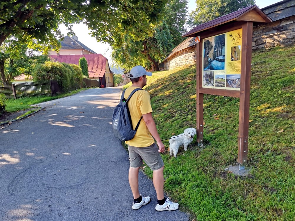 Svratku návštěvníkům přibližují dvě naučné stezky, zaměřují se na město i malíře.