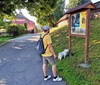 Svratku návštěvníkům přibližují dvě naučné stezky, zaměřují se na město i malíře 