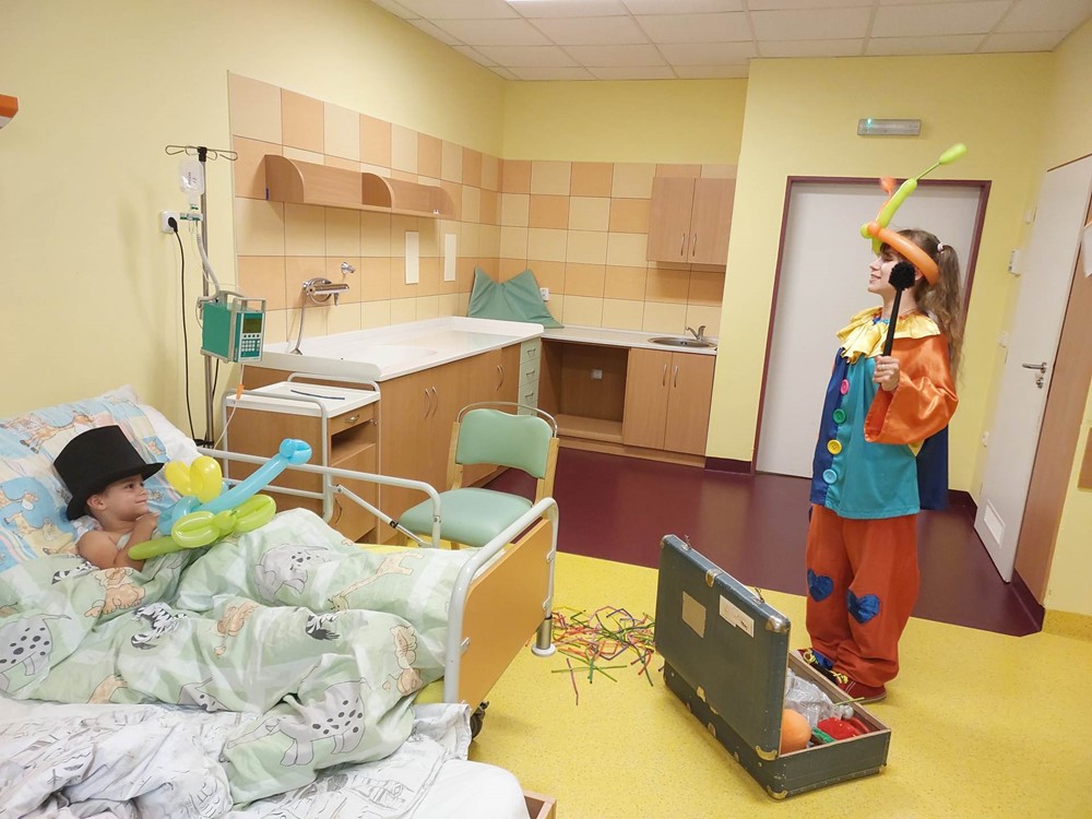 Adéla Valůšková, alias Klaunice Botička z Balónkova, vykouzlila během úterního dopoledne úsměv na tvářích dětských pacientů krnovské nemocnice. Jedním z nich byl i pětiletý Dominik.