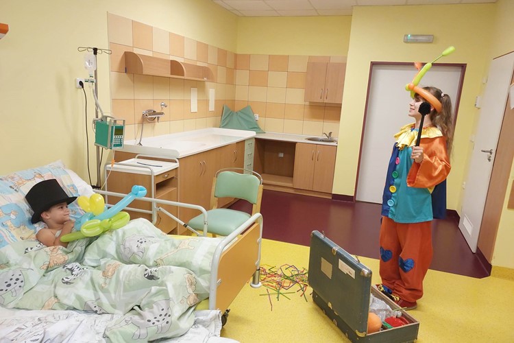 Klaunka z Balónkova vykouzlila úsměv na tváři pacientů krnovské nemocnice