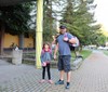 Místo „mama taxi“ by měly děti šlapat do školy po svých. Aspoň příští týden
