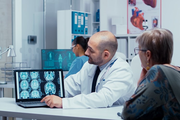 Způsobuje nezvratné změny na mozku a bývá nejčastějším druhem demence. Blíží se Mezinárodní den Alzheimerovy choroby