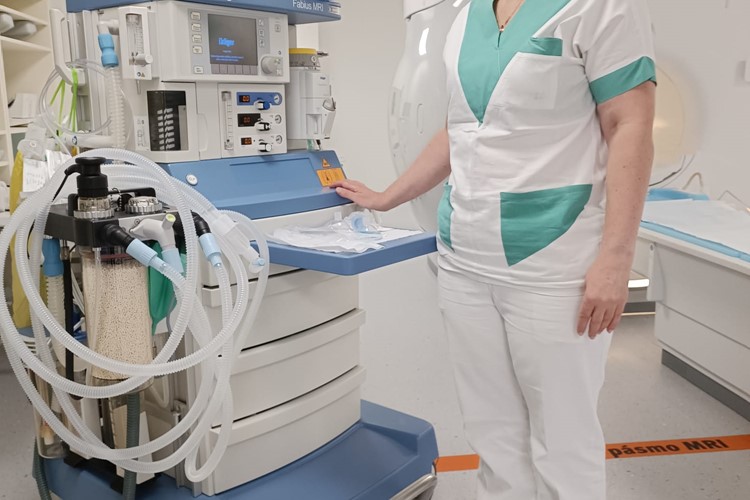 Mostecká nemocnice má nový přístroj. Pomůže zvládnout dětským pacientům magnetickou rezonanci