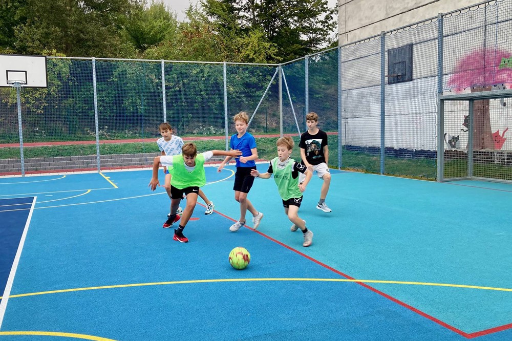 Dvě zbrusu nová a moderně zrekonstruovaná sportoviště předalo město Liberec do užívání žákům ze základních škol Kaplického a Broumovská. 