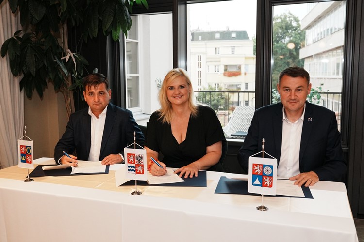 Středočeský, Královéhradecký a Liberecký kraj se společně zavázali ke spolupráci při systematické podpoře geoparků 