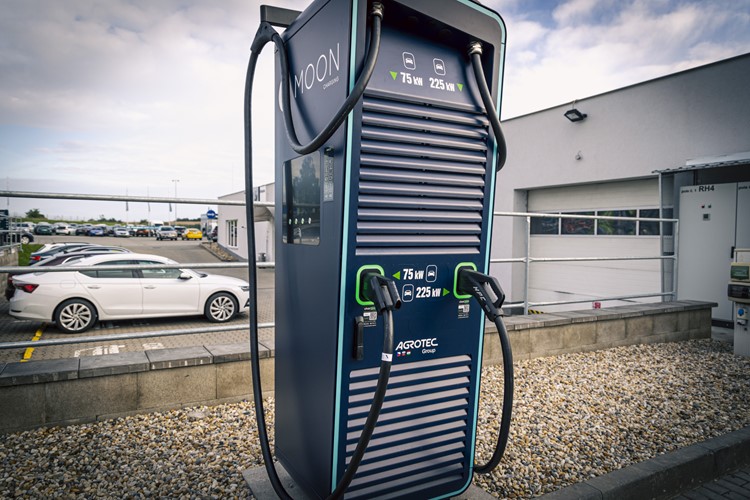 V Hustopečích nově fungují dvě dobíjecí stanice pro elektromobily
