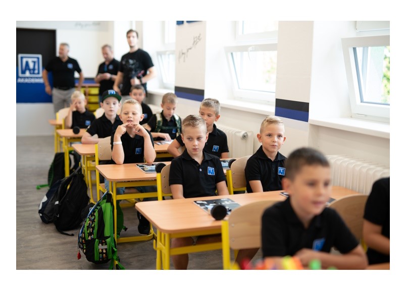Hokejový klub AZ Havířov ve spolupráci se Základní školou 1. máje počínaje prvním dnem nového školního roku spustil v život projekt sportovních tříd hokejové akademie.