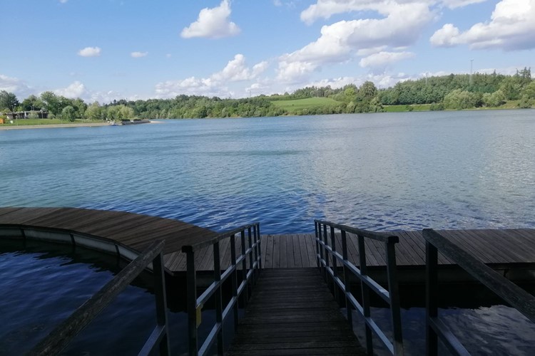 Nádrž Jordán ve své střední a dolní částí (od silničního mostu k hrázi) vykazuje zhoršenou kvalitu vody