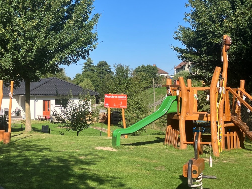 Oranžové hřiště bylo slavnostně otevřeno v obci Řetová.