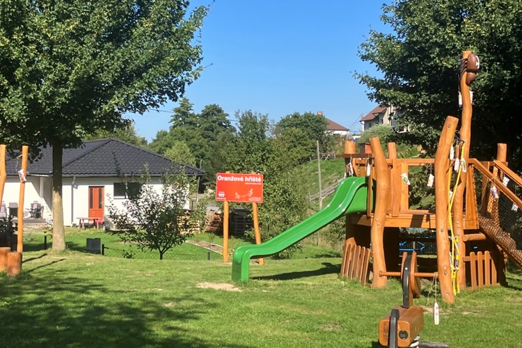 Oranžové hřiště bylo slavnostně otevřeno v obci Řetová
