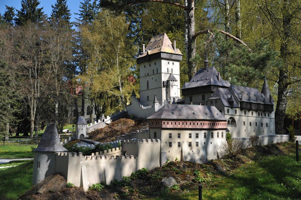 Miniatura hradu Karlštejn v Parku Boheminium v Mariánských Lázních.
