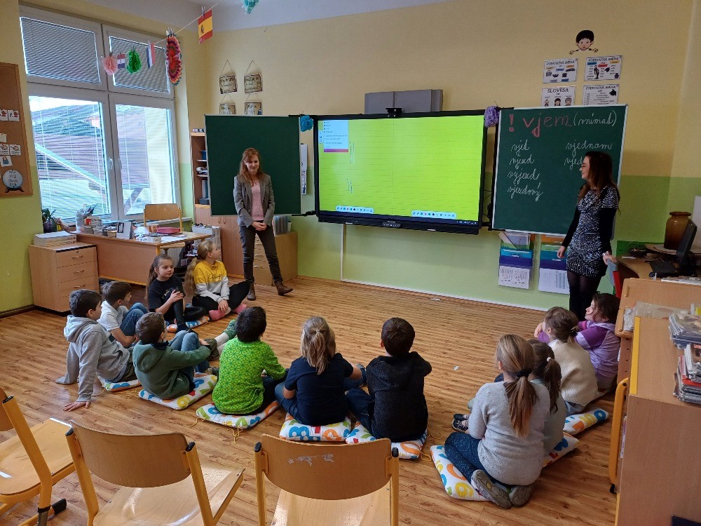 Žáci mají multimediální učebnu i interaktivní tabule.