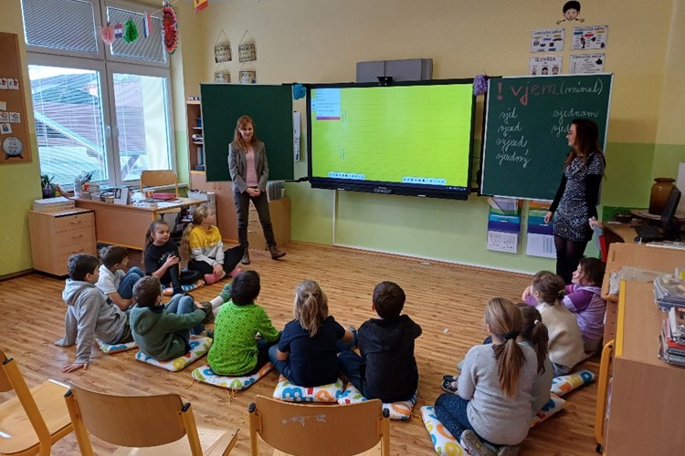 Žáci mají multimediální učebnu i interaktivní tabule