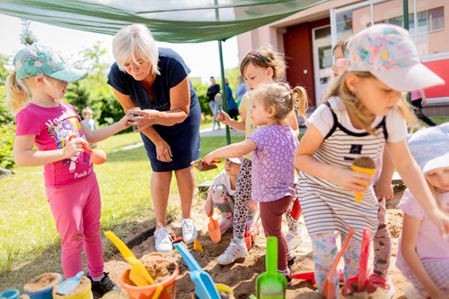Senioři-dobrovolníci obohacují dětem dny v pardubických mateřských školách 