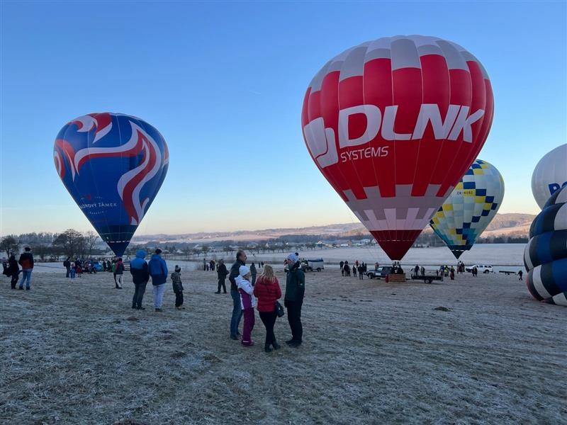 Který doletí dál? V Kejžlici soutěžily balóny.