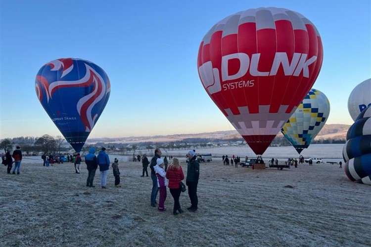 Který doletí dál? V Kejžlici soutěžily balóny