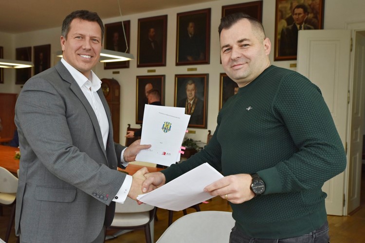 Město Opava podepsalo smlouvu o prodeji SFC Opava se společností A.I.K.