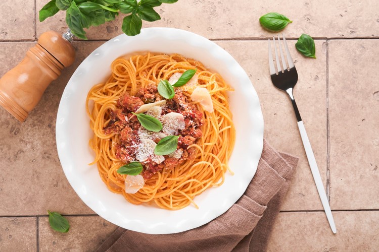 Špagety Bolognese s čerstvými rajčaty a bylinkami