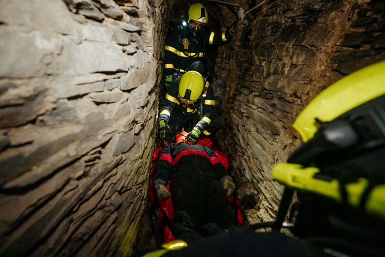 Hasiči zachraňovali muže z podzemí hradu Sovinec