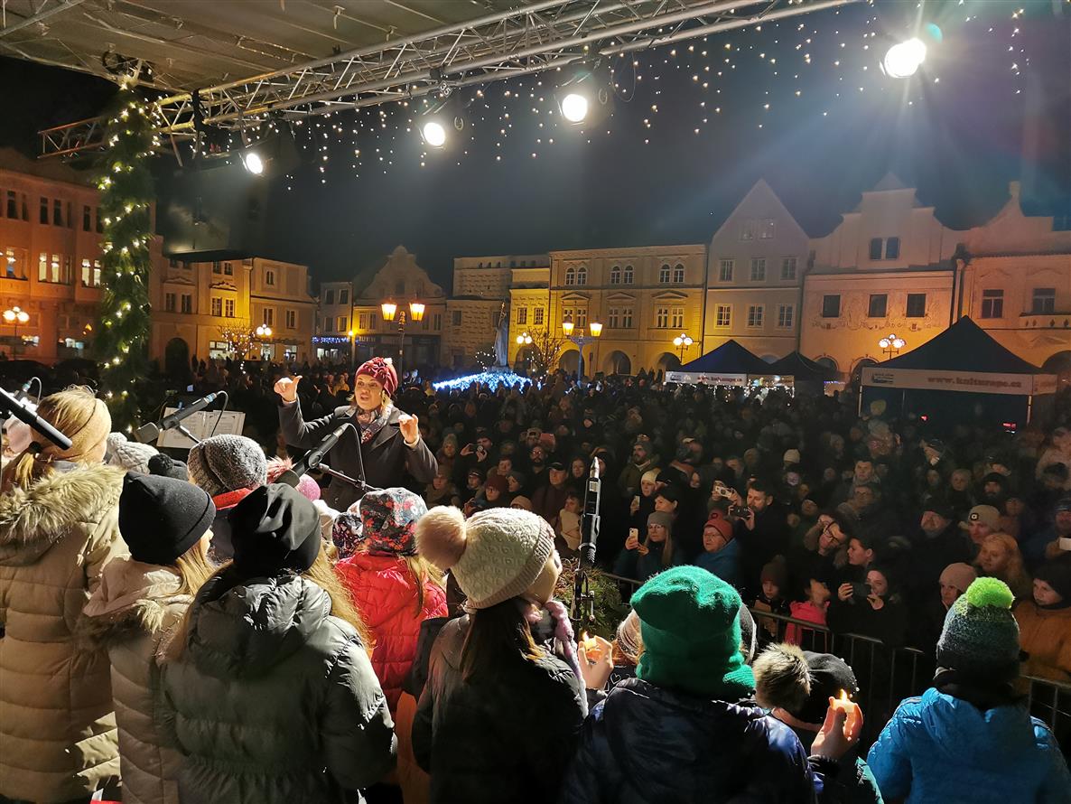 Rozsvícení vánočního stromu přineslo Pelhřimovu slavnostní atmosféru a pocit sounáležitosti