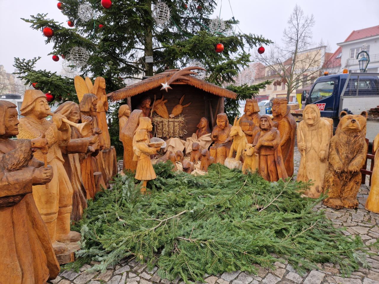 Berounský betlém už stojí na Husově náměstí