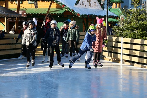 Pod Samsonem se už prohánějí bruslaři: Českobudějovický advent nabízí jedinečné kluziště zdarma!