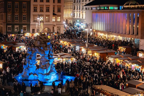 Na Zelném trhu září svátečně nasvícená kašna Parnas