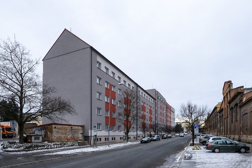Město Plzeň dokončilo v lednu 2024 rekonstrukci tří bytových domů v Korandově ulici na Jižním Předměstí.