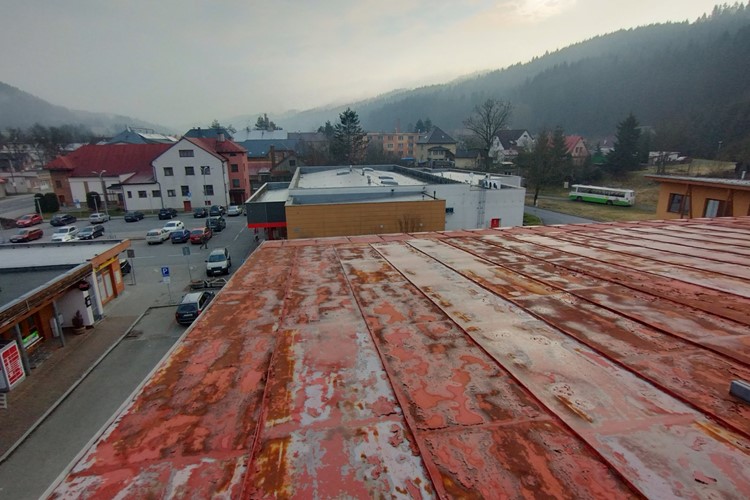 Děravá střecha radnice v Karolince  zřejmě způsobila výpadek počítačů