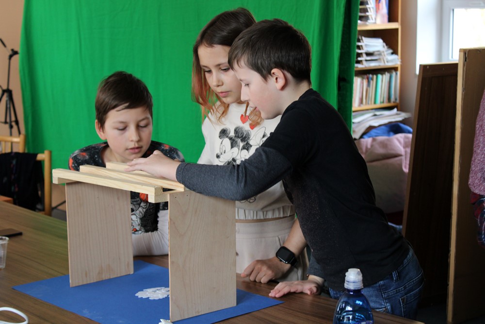 Děti a rodiče se v Bílovci učili animovat filmy na společném workshopu.