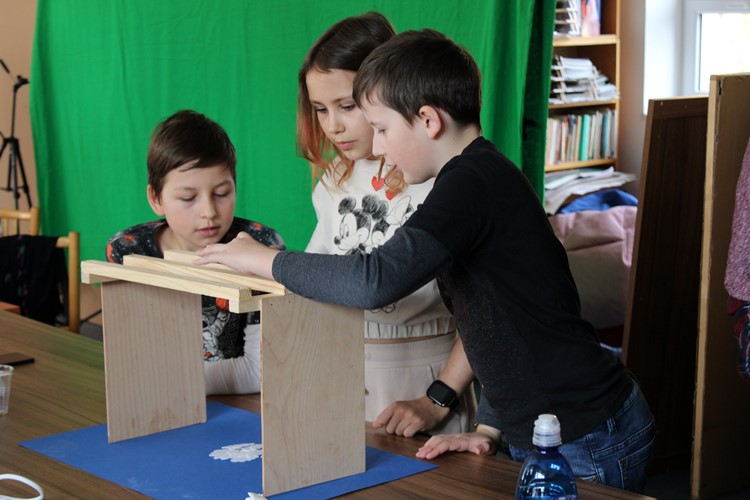 Děti a rodiče se v Bílovci učili animovat filmy na společném workshopu