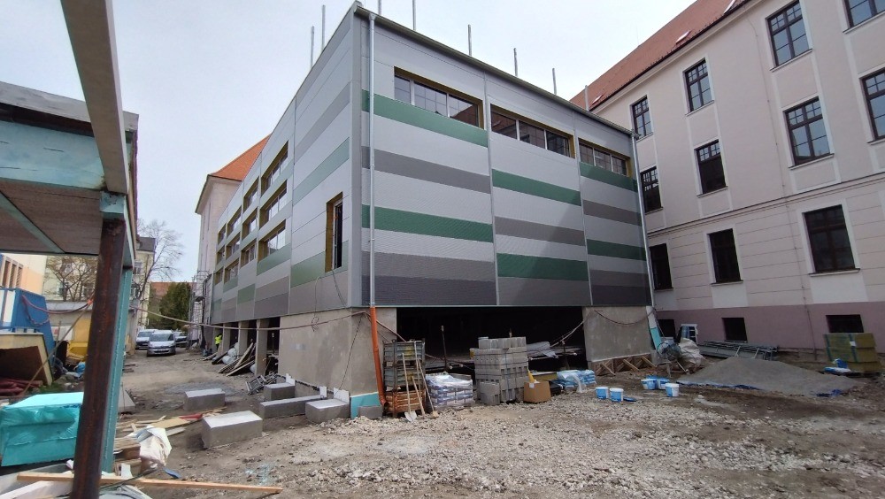Výstavba nových tělocvičen finišuje