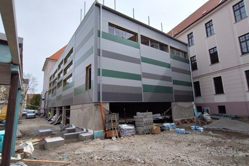 Výstavba nových tělocvičen finišuje