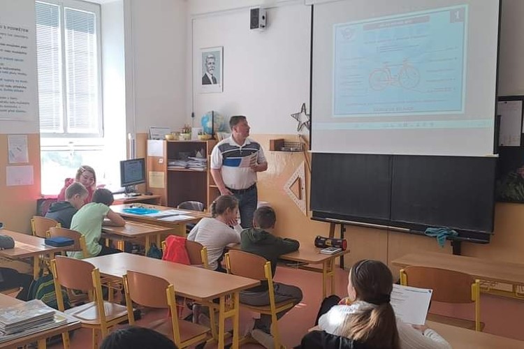 Děti se s městskou policií učí dopravní výchově