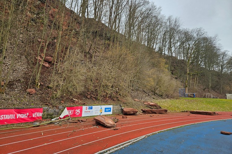 Trutnov zahájil sanaci skály nad atletickým stadionem 